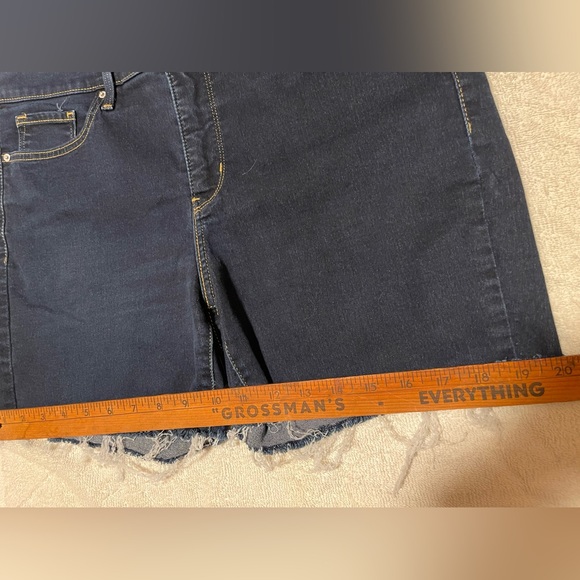 Levi Strauss Women’s Cut Off Jean Shorts Shaping Slim Stretch Dark Wash Size 32 - Picture 9 of 12